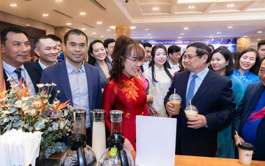 Khoảnh khắc Thủ tướng ghé thăm VikKafe - Câu chuyện truyền cảm hứng về những người phụ nữ ngân hàng số