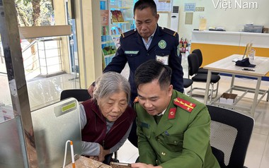 Sau khi tải xuống một ứng dụng, cụ bà đến ngân hàng mở tài khoản, chuẩn bị nạp tiền thì công an xã có mặt, phối hợp với nhân viên LPBank xác minh giao dịch