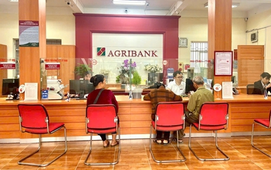Hưng Yên: Nhân viên Agribank chủ động trì hoãn yêu cầu rút 5 sổ tiết kiệm của bà cụ, hôm sau nhận được thư cảm ơn