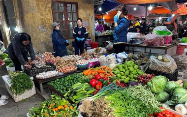 "Chủ nhà hàng ra chợ mua con cá, lá rau, sạp hàng nào có hóa đơn chứng từ thì khả năng cao sẽ được chọn"