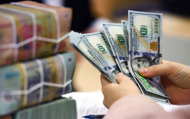 Vì sao đồng đô la suy yếu mạnh trên thị trường quốc tế nhưng vẫn tăng giá so với VND?