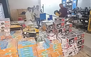 ‘Càn quét’ suốt 15 tiếng: Hai gã ‘khổng lồ’ thương mại điện tử lộ kho hàng giả cực khủng chứa hàng ngàn đồ điện tử, thể thao