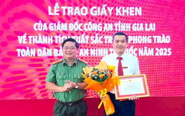 Cụ bà U70 nộp tiền vào tài khoản ngân hàng, nhân viên Agribank đọc nội dung chuyển khoản liền ngừng giao dịch và được trao bằng khen