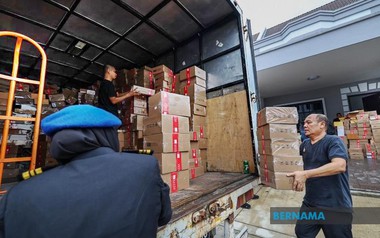 Theo dõi một căn hộ cho thuê suốt 7 ngày, công an bắt giữ 'ông bà trùm' livestream, tịch thu hơn 1.400 món đồ nhái