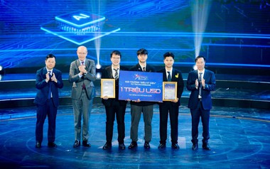 Techcombank trao tặng học bổng A.I trị giá lên tới 1 triệu USD cho đội quán quân "A.I thực chiến" mùa đầu tiên