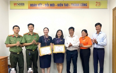 Khách hàng chuẩn bị tất toán sổ tiết kiệm hơn 1 tỷ đồng, 2 nhân viên SHB cùng ngăn lại và được công an trao bằng khen