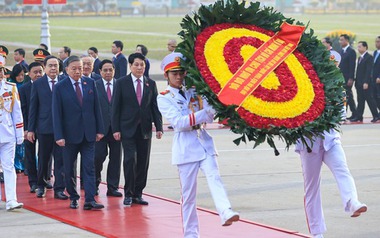 Đại biểu dự Đại hội XIV vào Lăng viếng Chủ tịch Hồ Chí Minh