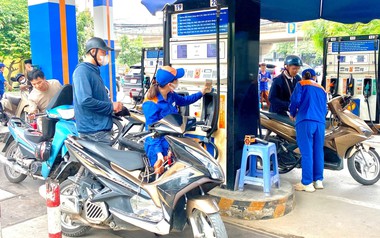 Giá xăng giảm, dầu tăng chiều 22/1