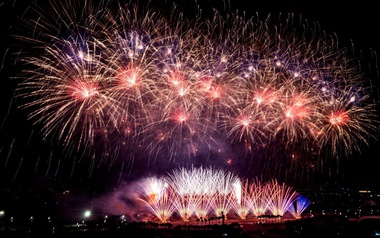 Sun Group viết lên loạt “kỷ lục” pháo hoa với Hòn đảo chưa từng tắt pháo hoa suốt 2 năm, Lễ hội pháo hoa quốc tế có quy mô đội bắn lớn nhất thế giới...