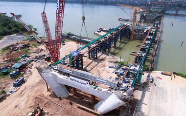 120 tấn kết cấu thép được đưa vào vị trí, "siêu cầu" vượt sông Hồng 16.200 tỷ đồng nối khu phố cổ với Long Biên bước vào giai đoạn quan trọng