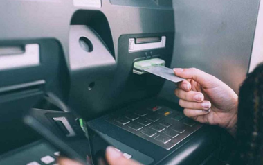 Từ ngày mai 4/10, một ngân hàng dừng chuyển tiền, rút tiền bằng thẻ trong các trường hợp sau