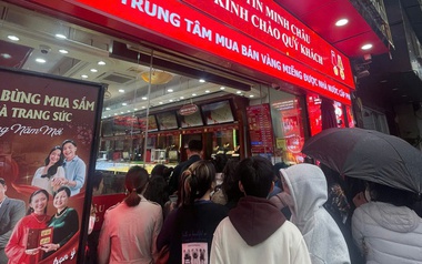 Quyết rút sổ tiết kiệm 800 triệu trước hạn để "bắt đáy" vàng khi giá đột ngột rớt mạnh, nhưng... "đời không như là mơ"