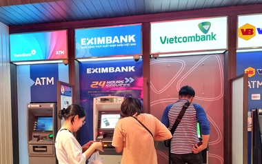 Người dân ngày càng ít giao dịch máy ATM, các nhà băng giảm bớt số lượng