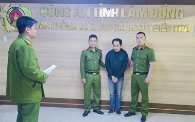 Phát hiện nhân viên công ty tài chính nghỉ việc, lấy điện thoại khách lập tài khoản ngân hàng để vay tiền rồi chiếm đoạt