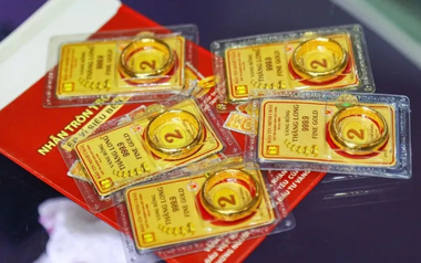 Tranh nhau mua lúc vàng "nóng", nhiều người đang lỗ nặng