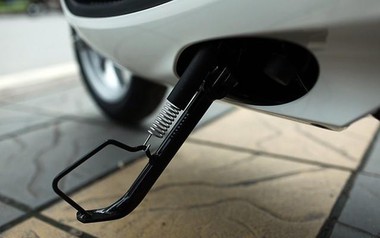 Người dân lưu ý: Không gạt chân chống xe máy có thể bị phạt đến 14 triệu đồng theo Nghị định 168