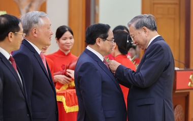 Thủ tướng Phạm Minh Chính nhận Huân chương Quân công hạng Nhất, Huy hiệu 40 năm tuổi Đảng