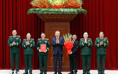 Tổng Bí thư, Chủ tịch nước trao các quyết định của Bộ Chính trị về công tác cán bộ