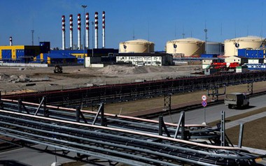 Chỉ còn dầu đủ dùng trong 50 ngày, quốc gia láng giềng Việt Nam gấp rút 'xin phép' Mỹ gia hạn mua dầu Nga