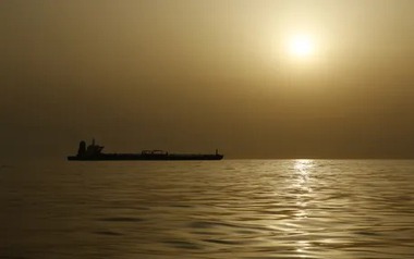 Eo biển Hormuz gần như tê liệt sau lệnh phong tỏa của Mỹ, một tàu chở dầu vẫn 'ung dung' đưa 450.000 thùng dầu rời vịnh Ba Tư