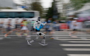 Từ múa quạt, biểu diễn võ thuật đến phá kỷ lục marathon  thế giới: Robot không còn 'trình diễn' mà đã bắt đầu học được cách vượt qua giới hạn của con người