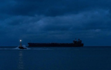 Trong đêm tối ngoài khơi vịnh Ba Tư, 4 triệu thùng dầu Iran đột nhiên 'biến mất khỏi hệ thống theo dõi', vượt qua vòng vây Mỹ - chuyện gì đang xảy ra?