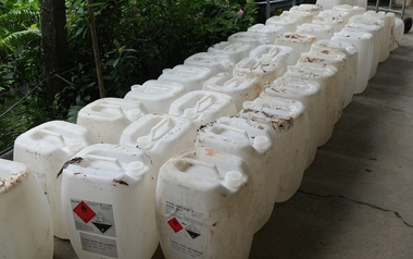 Theo dõi 2 mẹ con khả nghi, công an triệt phá đường dây sản xuất giấm giả từ axit và nước lã trong suốt 8 năm, tịch thu 1.000 lít sản phẩm