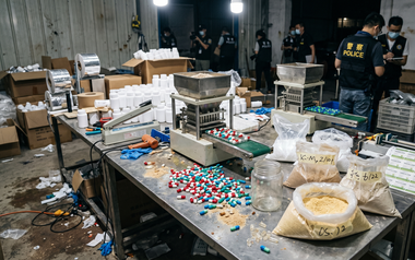 Đột kích 3 xưởng sản xuất, cảnh sát phát hiện hơn 65.000 viên giảm cân chứa chất cấm, 43 kg nguyên liệu thô, tổng thu lợi bất chính tới 200 tỷ đồng
