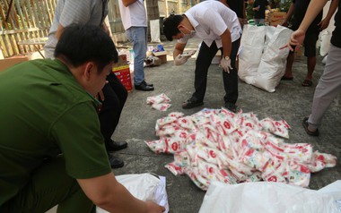 Đột kích một căn nhà, công an triệt phá đường dây sản xuất nước mắm và bột ngọt giả, tịch thu 1 tấn sản phẩm và công cụ đóng gói