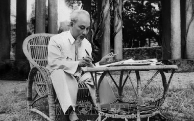 Ánh sáng Hồ Chí Minh soi đường cho chúng ta đi