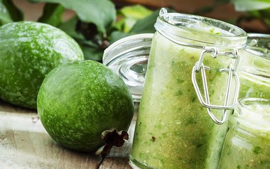 Không cần săn cherry Mỹ hay nho Hàn đắt đỏ, thứ quả đầy vườn ở Việt Nam đang được tiểu thương gom hàng vì quá hút khách mùa hè