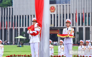 Trang nghiêm nghi lễ thượng cờ kỷ niệm 136 năm ngày sinh Chủ tịch Hồ Chí Minh