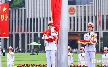 Trang nghiêm nghi lễ thượng cờ kỷ niệm 136 năm ngày sinh Chủ tịch Hồ Chí Minh