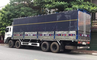 Phát hiện xe tải màu đen lạ, công an Việt Nam lập tức vào cuộc theo dõi giám sát, kiểm tra