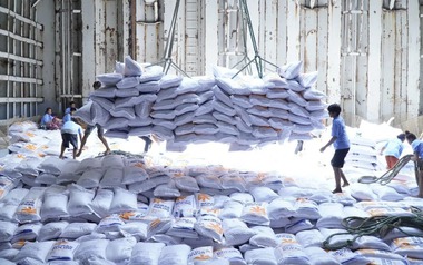 23 tàu xếp đầy 'hạt ngọc Việt' nối đuôi sang quốc gia láng giềng chỉ trong 10 ngày: Chuyện gì đang xảy ra?