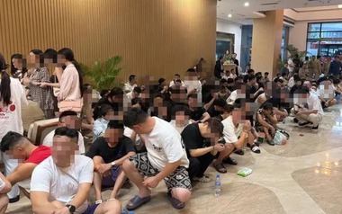 Đột kích hai tòa nhà liên quan tới tỷ phú, công an thu giữ hơn 900 thiết bị điện tử, tạm giam 'hàng trăm cán bộ online'