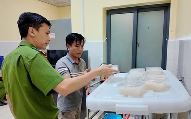 Đột kích xưởng sản xuất, công an phát hiện gần 11.000 hũ yến sào giả chuẩn bị tung ra thị trường