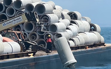 Phát hiện 68 sà lan đã đổ 80.000 tấn bê tông từ một cây cầu bị phá hủy xuống đáy biển, tạo nên cả một hệ sinh thái đặc biệt dưới đại dương