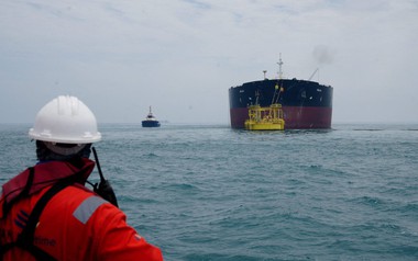 Đang di chuyển thì Mỹ-Iran báo tin vui, siêu tàu chở 6 triệu thùng dầu ung dung vượt eo biển Hormuz
