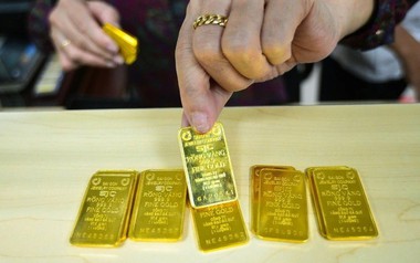 Vàng giảm mạnh nhất từ đầu năm, người mua ở đỉnh mất hơn 40 triệu đồng/lượng, tương đương 7-10 tháng lương cơ bản