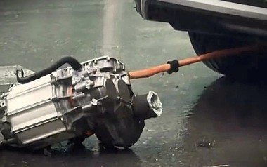 Xe đang chạy bị rơi động cơ, BYD nói do 'va chạm khi lội nước, không phải vấn đề chất lượng'