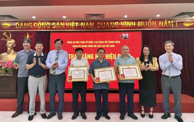 Đảng bộ Trung ương Hội Luật gia Việt Nam trao tặng Huy hiệu Đảng cho các đảng viên