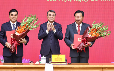 Thủ tướng trao quyết định giao Quyền Bộ trưởng Bộ Nội vụ và bổ nhiệm Thứ trưởng Thường trực Bộ Dân tộc và Tôn giáo