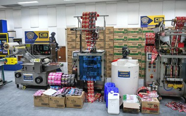 Đột kích 2 căn nhà, công an phát hiện đường dây sản xuất ca cao, nước xả vải và cà phê giả, tịch thu hơn 220.000 sản phẩm