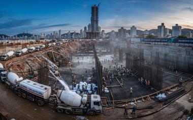 Phát hiện 775 xe trộn bê tông đổ hơn 5.400 m3 cả ngày lẫn đêm, bí mật dưới lòng đất của công trình hơn 50.000 mét vuông lộ diện