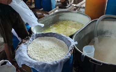 Đột kích một căn nhà lúc 9 giờ tối, công an triệt phá đường dây sản xuất sữa giả từ hóa chất, tịch thu 5.300 lít và loạt máy pha trộn công nghiệp