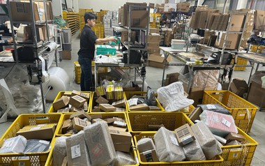 Chủ shop online ‘khóc ròng’: Có người bán trên Shopee, TikTok Shop phải ‘cõng’ gần 50% doanh thu cho các loại phí