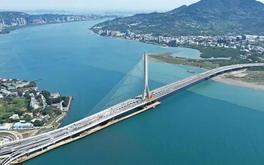 Phát hiện trụ bê tông cốt thép cao 200 m được dựng giữa cửa sông, thứ nó 'gánh' phía trên là công trình dài 914 m từng bị xem là không thể xây dựng