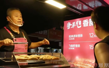 Phát hiện người đàn ông U60 bán lạp xưởng nướng bên lề đường, thu về 730 triệu đồng/ngày