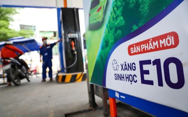 Giá xăng E10 giảm 400 đồng/lít
